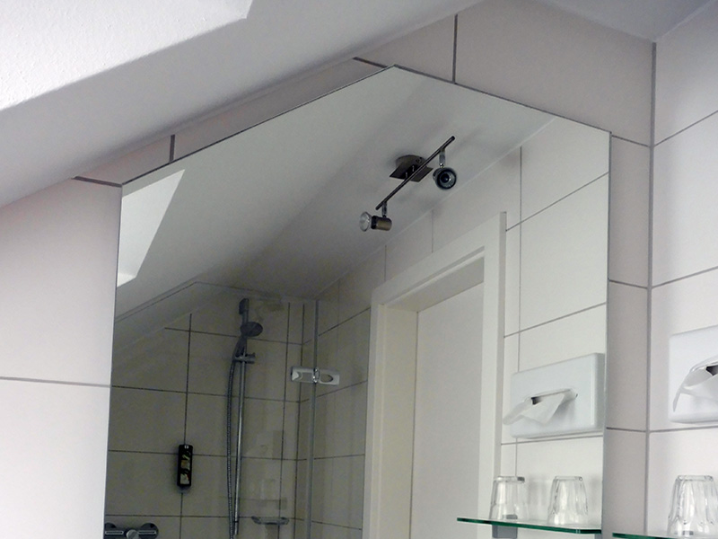 Badezimmerspiegel, angepasst an die vorhandene Deckenschräge