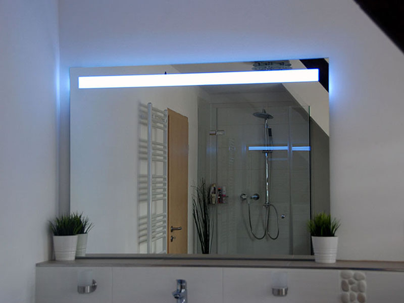 Badezimmerspiegel mit satiniertem Balken und dahinterliegender LED-Beleuchtung